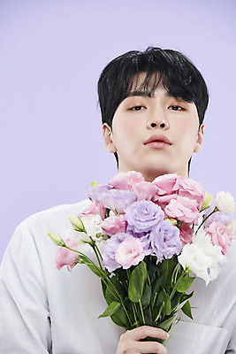 포토 JPG 스튜디오촬영 남자 꽃 꽃다발 셔츠 실내 한명 들기 상반신 20대 성인 앞모습 뷰티 장미 한국인 보라색배경 의료성형뷰티 성인남자한명만 국내포토 식물 1 뷰포인트 백그라운드 상의 모션 사람 동양인 청년 내부 보라색 남자한명만 성인남자만 파일형식