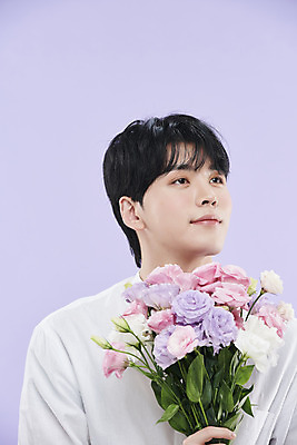 포토 JPG 스튜디오촬영 남자 꽃다발 셔츠 실내 한명 들기 상반신 20대 성인 앞모습 뷰티 장미 한국인 올려보기 보라색배경 의료성형뷰티 성인남자한명만 국내포토 1 꽃 뷰포인트 백그라운드 상의 모션 사람 동양인 청년 내부 보라색 남자한명만 성인남자만 파일형식