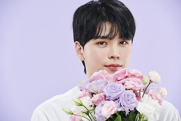 포토 JPG 스튜디오촬영 응시 남자 꽃다발 셔츠 실내 한명 미소 들기 상반신 20대 성인 앞모습 뷰티 장미 한국인 보라색배경 의료성형뷰티 성인남자한명만 국내포토 1 시선 꽃 뷰포인트 백그라운드 상의 모션 표정 사람 동양인 청년 내부 보라색 남자한명만 성인남자만 파일형식