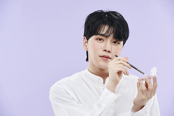 포토 JPG 스튜디오촬영 응시 남자 셔츠 실내 한명 들기 상반신 20대 성인 앞모습 뷰티 한국인 아이섀도 보라색배경 의료성형뷰티 성인남자한명만 국내포토 아이섀도브러쉬 1 시선 뷰포인트 백그라운드 상의 모션 사람 동양인 청년 내부 보라색 화장품 메이크업브러쉬 남자한명만 성인남자만 파일형식