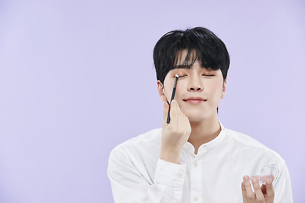 포토 JPG 스튜디오촬영 남자 셔츠 실내 한명 미소 들기 상반신 20대 성인 앞모습 화장 뷰티 눈감음 한국인 바르기 아이섀도 보라색배경 의료성형뷰티 성인남자한명만 국내포토 아이섀도브러쉬 1 뷰포인트 백그라운드 상의 모션 표정 사람 동양인 청년 내부 보라색 화장품 메이크업브러쉬 남자한명만 성인남자만 파일형식