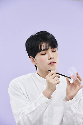 포토 JPG 스튜디오촬영 남자 셔츠 실내 한명 들기 상반신 20대 성인 앞모습 뷰티 눈감음 한국인 아이섀도 보라색배경 의료성형뷰티 성인남자한명만 국내포토 아이섀도브러쉬 1 뷰포인트 백그라운드 상의 모션 사람 동양인 청년 내부 보라색 화장품 메이크업브러쉬 남자한명만 성인남자만 파일형식