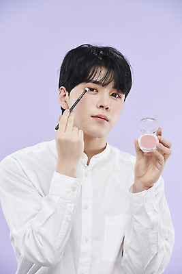 포토 JPG 스튜디오촬영 남자 셔츠 실내 한명 들기 상반신 20대 성인 앞모습 화장 뷰티 한국인 아이섀도 보라색배경 의료성형뷰티 성인남자한명만 국내포토 아이섀도브러쉬 1 뷰포인트 백그라운드 상의 모션 사람 동양인 청년 내부 보라색 화장품 메이크업브러쉬 남자한명만 성인남자만 파일형식