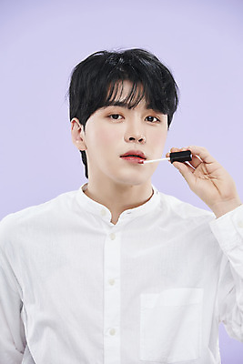 포토 JPG 스튜디오촬영 남자 셔츠 실내 한명 들기 상반신 20대 성인 앞모습 화장 뷰티 한국인 보라색배경 틴트 의료성형뷰티 성인남자한명만 국내포토 1 뷰포인트 백그라운드 상의 모션 사람 동양인 청년 내부 보라색 화장품 남자한명만 성인남자만 파일형식