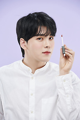 포토 JPG 스튜디오촬영 응시 남자 셔츠 실내 한명 들기 상반신 20대 성인 앞모습 뷰티 한국인 보라색배경 틴트 의료성형뷰티 성인남자한명만 국내포토 1 시선 뷰포인트 백그라운드 상의 모션 사람 동양인 청년 내부 보라색 화장품 남자한명만 성인남자만 파일형식