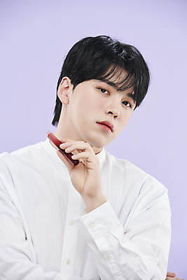 포토 JPG 스튜디오촬영 응시 남자 셔츠 실내 한명 들기 상반신 20대 성인 앞모습 뷰티 한국인 보라색배경 틴트 의료성형뷰티 성인남자한명만 국내포토 1 시선 뷰포인트 백그라운드 상의 모션 사람 동양인 청년 내부 보라색 화장품 남자한명만 성인남자만 파일형식