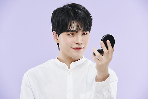 포토 JPG 스튜디오촬영 응시 남자 셔츠 실내 한명 미소 들기 상반신 20대 성인 앞모습 뷰티 한국인 보라색배경 팩트 의료성형뷰티 성인남자한명만 국내포토 1 시선 뷰포인트 백그라운드 상의 모션 표정 사람 동양인 청년 내부 보라색 화장품 남자한명만 성인남자만 파일형식