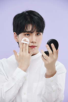 포토 JPG 스튜디오촬영 응시 남자 셔츠 실내 한명 들기 상반신 20대 성인 앞모습 화장 뷰티 한국인 퍼프 보라색배경 팩트 의료성형뷰티 성인남자한명만 국내포토 1 시선 뷰포인트 백그라운드 상의 모션 사람 동양인 청년 내부 보라색 화장품 남자한명만 성인남자만 파일형식