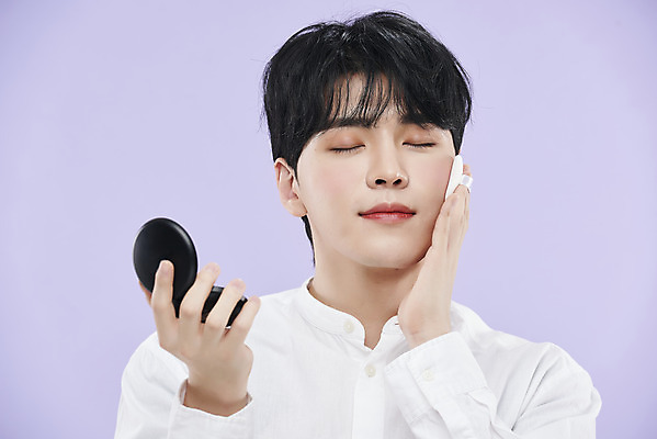 포토 JPG 스튜디오촬영 남자 셔츠 실내 한명 미소 들기 상반신 20대 성인 앞모습 화장 뷰티 눈감음 한국인 퍼프 보라색배경 팩트 의료성형뷰티 성인남자한명만 국내포토 1 뷰포인트 백그라운드 상의 모션 표정 사람 동양인 청년 내부 보라색 화장품 남자한명만 성인남자만 파일형식