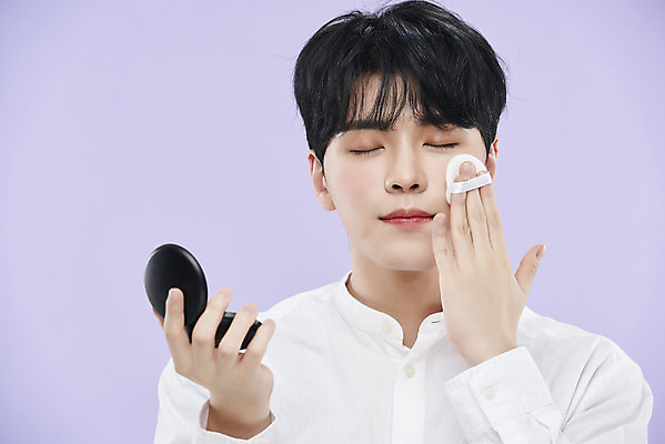 포토 JPG 스튜디오촬영 남자 셔츠 실내 한명 미소 들기 상반신 20대 성인 앞모습 화장 뷰티 눈감음 한국인 퍼프 보라색배경 팩트 의료성형뷰티 성인남자한명만 국내포토 1 뷰포인트 백그라운드 상의 모션 표정 사람 동양인 청년 내부 보라색 화장품 남자한명만 성인남자만 파일형식