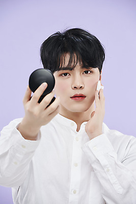 포토 JPG 스튜디오촬영 남자 셔츠 실내 한명 들기 상반신 20대 성인 앞모습 화장 뷰티 한국인 퍼프 보라색배경 팩트 의료성형뷰티 성인남자한명만 국내포토 1 뷰포인트 백그라운드 상의 모션 사람 동양인 청년 내부 보라색 화장품 남자한명만 성인남자만 파일형식