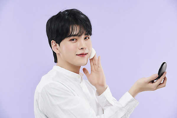 포토 JPG 스튜디오촬영 응시 남자 셔츠 실내 한명 미소 들기 상반신 20대 성인 옆모습 화장 뷰티 한국인 퍼프 보라색배경 팩트 의료성형뷰티 성인남자한명만 국내포토 1 시선 뷰포인트 백그라운드 상의 모션 표정 사람 동양인 청년 내부 보라색 화장품 남자한명만 성인남자만 파일형식