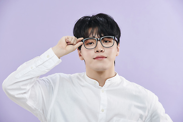 포토 JPG 스튜디오촬영 남자 셔츠 실내 한명 상반신 20대 성인 앞모습 뷰티 한국인 잡기 뿔테안경 보라색배경 의료성형뷰티 성인남자한명만 안경낌 국내포토 1 안경 뷰포인트 백그라운드 상의 모션 사람 동양인 청년 내부 보라색 남자한명만 성인남자만 파일형식