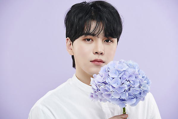 포토 JPG 스튜디오촬영 남자 셔츠 실내 한명 들기 상반신 20대 성인 앞모습 뷰티 한국인 수국 보라색배경 의료성형뷰티 성인남자한명만 국내포토 1 꽃 뷰포인트 백그라운드 상의 모션 사람 동양인 청년 내부 보라색 남자한명만 성인남자만 파일형식