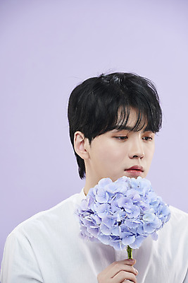 포토 JPG 스튜디오촬영 응시 남자 셔츠 실내 한명 들기 상반신 20대 성인 앞모습 뷰티 한국인 수국 보라색배경 의료성형뷰티 성인남자한명만 국내포토 1 시선 꽃 뷰포인트 백그라운드 상의 모션 사람 동양인 청년 내부 보라색 남자한명만 성인남자만 파일형식