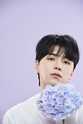 포토 JPG 스튜디오촬영 남자 셔츠 실내 한명 들기 상반신 20대 성인 앞모습 뷰티 한국인 수국 보라색배경 의료성형뷰티 성인남자한명만 국내포토 1 꽃 뷰포인트 백그라운드 상의 모션 사람 동양인 청년 내부 보라색 남자한명만 성인남자만 파일형식