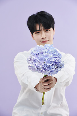 포토 JPG 스튜디오촬영 남자 셔츠 실내 한명 미소 들기 상반신 20대 성인 앞모습 아웃포커스 뷰티 한국인 손내밀기 수국 보라색배경 의료성형뷰티 성인남자한명만 국내포토 1 꽃 뷰포인트 백그라운드 상의 모션 촬영기법 표정 사람 동양인 손짓 청년 내부 보라색 남자한명만 성인남자만 파일형식