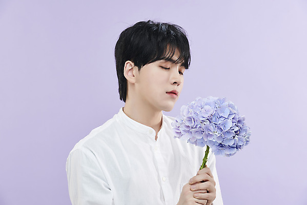 포토 JPG 스튜디오촬영 남자 셔츠 실내 한명 들기 상반신 20대 성인 옆모습 뷰티 눈감음 한국인 수국 보라색배경 의료성형뷰티 성인남자한명만 국내포토 1 꽃 뷰포인트 백그라운드 상의 모션 사람 동양인 청년 내부 보라색 남자한명만 성인남자만 파일형식