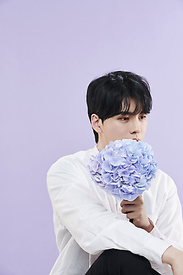 포토 JPG 스튜디오촬영 응시 남자 셔츠 실내 한명 들기 상반신 20대 성인 앞모습 뷰티 한국인 수국 보라색배경 의료성형뷰티 성인남자한명만 국내포토 1 시선 꽃 뷰포인트 백그라운드 상의 모션 사람 동양인 청년 내부 보라색 남자한명만 성인남자만 파일형식