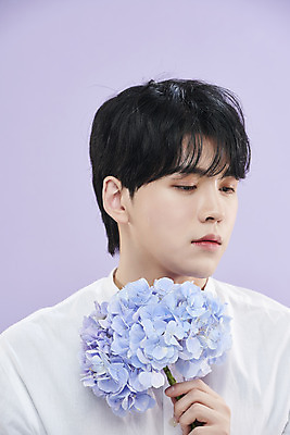 포토 JPG 스튜디오촬영 응시 남자 셔츠 실내 한명 들기 상반신 20대 성인 앞모습 뷰티 한국인 수국 보라색배경 의료성형뷰티 성인남자한명만 국내포토 1 시선 꽃 뷰포인트 백그라운드 상의 모션 사람 동양인 청년 내부 보라색 남자한명만 성인남자만 파일형식