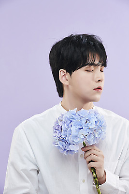 포토 JPG 스튜디오촬영 남자 셔츠 실내 한명 들기 상반신 20대 성인 앞모습 뷰티 눈감음 한국인 수국 보라색배경 의료성형뷰티 성인남자한명만 국내포토 1 꽃 뷰포인트 백그라운드 상의 모션 사람 동양인 청년 내부 보라색 남자한명만 성인남자만 파일형식