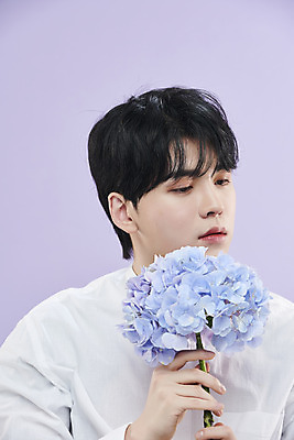 포토 JPG 스튜디오촬영 응시 남자 셔츠 실내 한명 들기 상반신 20대 성인 옆모습 뷰티 한국인 수국 보라색배경 의료성형뷰티 성인남자한명만 국내포토 1 시선 꽃 뷰포인트 백그라운드 상의 모션 사람 동양인 청년 내부 보라색 남자한명만 성인남자만 파일형식