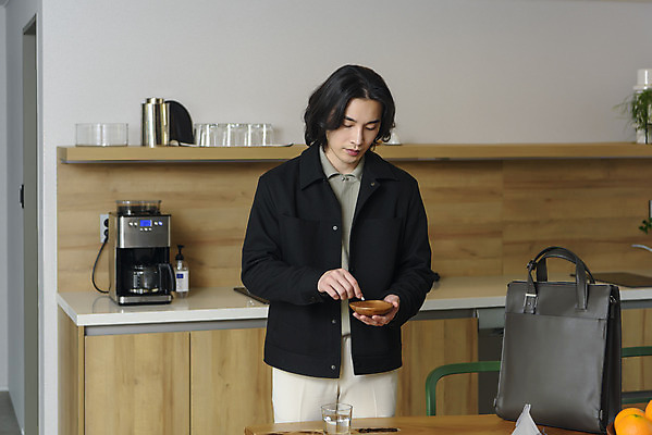 포토 JPG 그릇 남자 맨라이프 서류가방 비즈니스 주택 실내 한명 들기 상반신 성인 앞모습 30대 건강관리 한국인 비즈니스맨 출근준비 습관 영양제 싱글라이프 성인남자한명만 국내포토 1 라이프스타일 식기 뷰포인트 가방 모션 건강 관리 사람 동양인 내부 건물 장년 약 직장인 출근 남자한명만 성인남자만 파일형식