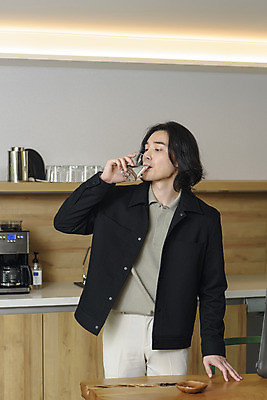 포토 JPG 남자 맨라이프 주택 실내 한명 들기 상반신 성인 앞모습 컵 30대 건강관리 한국인 습관 물마시기 영양제 싱글라이프 성인남자한명만 국내포토 1 라이프스타일 식기 뷰포인트 모션 건강 관리 사람 동양인 내부 건물 장년 약 마시기 남자한명만 성인남자만 파일형식