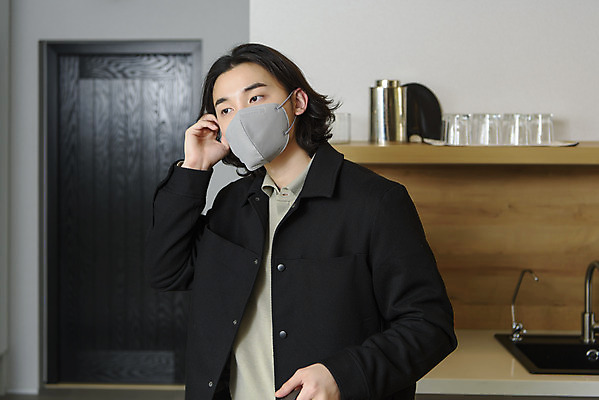 포토 JPG 남자 맨라이프 주택 실내 건강 마스크 한명 상반신 성인 앞모습 아웃포커스 30대 한국인 비즈니스맨 출근준비 마스크착용 싱글라이프 성인남자한명만 코로나바이러스 감염예방 국내포토 1 라이프스타일 뷰포인트 비즈니스 촬영기법 사람 동양인 내부 건물 장년 직장인 바이러스 사회이슈 예방 출근 감염 남자한명만 성인남자만 파일형식