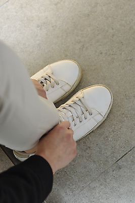 포토 JPG 손 남자 맨라이프 신발 회색배경 주택 실내 한명 성인 신체부위 30대 한국인 하반신 현관문 출근준비 신발끈묶기 싱글라이프 성인남자한명만 국내포토 1 라이프스타일 백그라운드 사람 동양인 내부 건물 장년 문 회색 묶기 출근 신발끈 남자한명만 성인남자만 파일형식