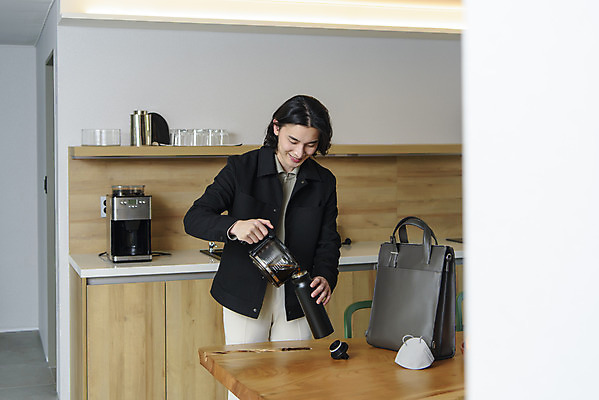 포토 JPG 남자 커피 맨라이프 서류가방 탁자 주택 실내 마스크 한명 서기 들기 상반신 성인 앞모습 30대 한국인 비즈니스맨 붓기 커피포트 커피메이커 친환경 출근준비 텀블러 싱글라이프 성인남자한명만 국내포토 1 라이프스타일 음료 뷰포인트 가구 가방 비즈니스 모션 주전자 사람 동양인 내부 건물 컵 장년 환경 직장인 출근 커피용품 남자한명만 성인남자만 파일형식