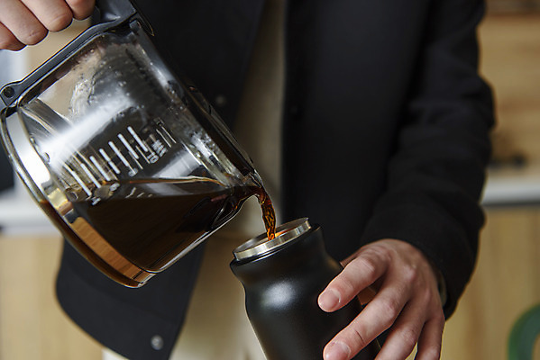 포토 JPG 손 남자 커피 맨라이프 주택 실내 한명 들기 상반신 성인 앞모습 아웃포커스 30대 한국인 잡기 붓기 커피메이커 친환경 출근준비 텀블러 싱글라이프 성인남자한명만 국내포토 1 라이프스타일 음료 뷰포인트 모션 촬영기법 사람 동양인 내부 건물 신체부위 컵 장년 환경 출근 커피용품 남자한명만 성인남자만 파일형식