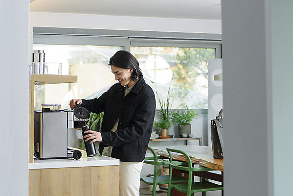포토 JPG 남자 커피 맨라이프 주택 실내 한명 미소 들기 상반신 성인 옆모습 30대 한국인 비즈니스맨 붓기 커피메이커 친환경 출근준비 텀블러 싱글라이프 성인남자한명만 국내포토 1 라이프스타일 음료 뷰포인트 비즈니스 모션 표정 사람 동양인 내부 건물 컵 장년 환경 직장인 출근 커피용품 남자한명만 성인남자만 파일형식