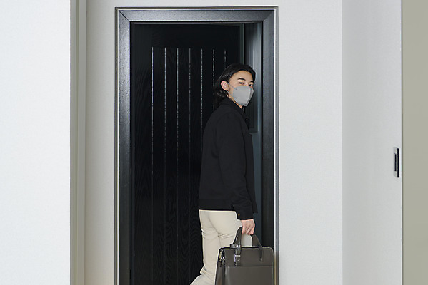 포토 JPG 남자 맨라이프 서류가방 주택 실내 건강 마스크 한명 들기 상반신 성인 뒷모습 30대 한국인 비즈니스맨 뒤돌아보기 현관문 출근준비 싱글라이프 성인남자한명만 코로나바이러스 국내포토 1 라이프스타일 뷰포인트 가방 비즈니스 모션 사람 동양인 내부 건물 장년 문 직장인 바이러스 출근 남자한명만 성인남자만 파일형식