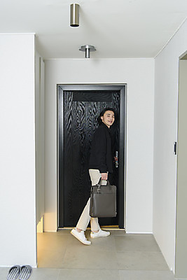 포토 JPG 전신 남자 맨라이프 서류가방 주택 실내 한명 서기 미소 들기 성인 뒷모습 30대 한국인 비즈니스맨 뒤돌아보기 현관문 출근준비 싱글라이프 성인남자한명만 국내포토 1 라이프스타일 뷰포인트 가방 비즈니스 모션 표정 사람 동양인 내부 건물 장년 문 직장인 출근 남자한명만 성인남자만 파일형식