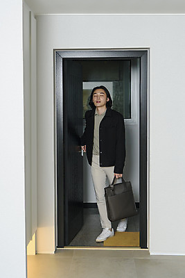 포토 JPG 전신 남자 맨라이프 서류가방 주택 실내 피곤 한명 서기 들기 성인 앞모습 30대 눈감음 한국인 비즈니스맨 현관문 퇴근 싱글라이프 성인남자한명만 국내포토 1 라이프스타일 뷰포인트 컨셉 가방 비즈니스 모션 사람 동양인 내부 건물 장년 문 직장인 출퇴근 남자한명만 성인남자만 파일형식