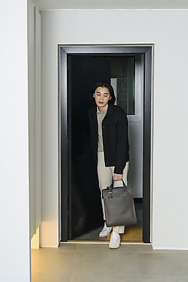 포토 JPG 전신 남자 맨라이프 서류가방 주택 실내 피곤 한명 서기 들기 성인 앞모습 30대 한국인 비즈니스맨 현관문 퇴근 싱글라이프 성인남자한명만 국내포토 1 라이프스타일 뷰포인트 컨셉 가방 비즈니스 모션 사람 동양인 내부 건물 장년 문 직장인 출퇴근 남자한명만 성인남자만 파일형식