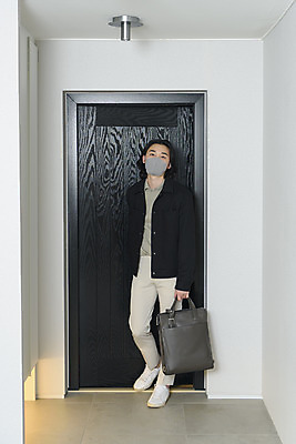 포토 JPG 전신 남자 맨라이프 서류가방 주택 실내 피곤 마스크 한명 서기 들기 성인 앞모습 30대 한국인 비즈니스맨 현관문 퇴근 싱글라이프 성인남자한명만 코로나바이러스 국내포토 1 라이프스타일 뷰포인트 컨셉 가방 비즈니스 모션 사람 동양인 내부 건물 장년 문 직장인 바이러스 출퇴근 남자한명만 성인남자만 파일형식