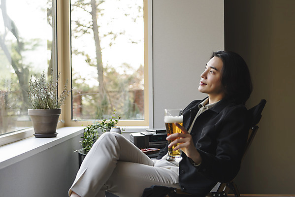 포토 JPG 주간 응시 남자 화분 여유 맨라이프 창문 휴식 주택 맥주 실내 한명 미소 들기 앉기 상반신 성인 옆모습 30대 한국인 다리꼬기 맥주잔 싱글라이프 성인남자한명만 혼족 국내포토 자연요소 1 라이프스타일 시선 감정 뷰포인트 컨셉 술잔 모션 주류 표정 사람 동양인 내부 건물 장년 남자한명만 성인남자만 파일형식