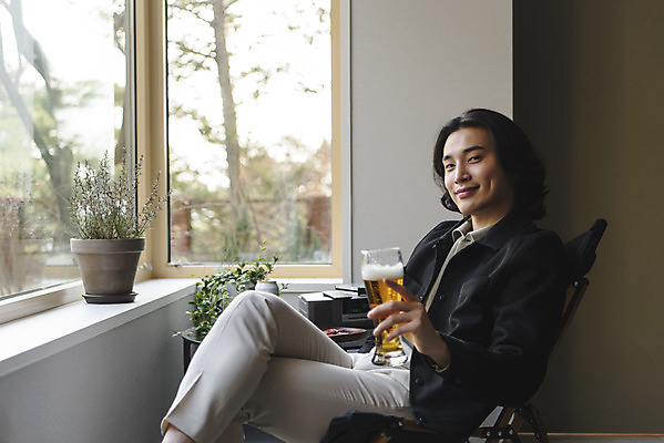 포토 JPG 주간 응시 남자 화분 여유 맨라이프 창문 휴식 주택 맥주 실내 한명 미소 들기 앉기 상반신 성인 옆모습 30대 한국인 다리꼬기 비즈니스맨 맥주잔 싱글라이프 성인남자한명만 혼족 국내포토 자연요소 1 라이프스타일 시선 감정 뷰포인트 컨셉 술잔 비즈니스 모션 주류 표정 사람 동양인 내부 건물 장년 직장인 남자한명만 성인남자만 파일형식