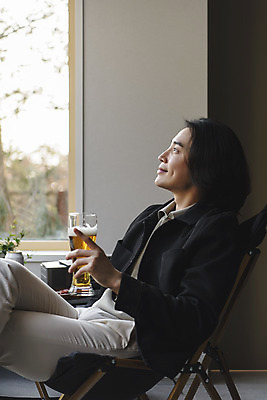 포토 JPG 주간 응시 남자 여유 맨라이프 휴식 주택 맥주 실내 한명 미소 들기 상반신 성인 옆모습 아웃포커스 30대 한국인 다리꼬기 비즈니스맨 맥주잔 싱글라이프 성인남자한명만 혼족 국내포토 자연요소 1 라이프스타일 시선 감정 뷰포인트 컨셉 술잔 비즈니스 모션 주류 촬영기법 표정 사람 동양인 내부 건물 장년 직장인 남자한명만 성인남자만 파일형식