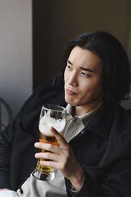 포토 JPG 응시 남자 여유 맨라이프 휴식 주택 맥주 실내 한명 들기 상반신 성인 옆모습 30대 한국인 비즈니스맨 맥주잔 싱글라이프 성인남자한명만 혼족 국내포토 1 라이프스타일 시선 감정 뷰포인트 컨셉 술잔 비즈니스 모션 주류 사람 동양인 내부 건물 장년 직장인 남자한명만 성인남자만 파일형식