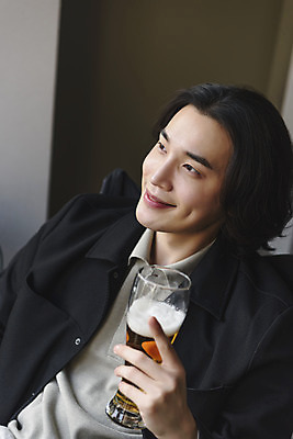 포토 JPG 응시 남자 여유 맨라이프 휴식 주택 맥주 실내 한명 미소 들기 상반신 성인 옆모습 30대 한국인 비즈니스맨 맥주잔 싱글라이프 성인남자한명만 혼족 국내포토 1 라이프스타일 시선 감정 뷰포인트 컨셉 술잔 비즈니스 모션 주류 표정 사람 동양인 내부 건물 장년 직장인 남자한명만 성인남자만 파일형식