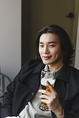 포토 JPG 응시 남자 여유 맨라이프 휴식 주택 맥주 실내 한명 미소 들기 상반신 성인 옆모습 30대 한국인 비즈니스맨 맥주잔 싱글라이프 성인남자한명만 혼족 국내포토 1 라이프스타일 시선 감정 뷰포인트 컨셉 술잔 비즈니스 모션 주류 표정 사람 동양인 내부 건물 장년 직장인 남자한명만 성인남자만 파일형식