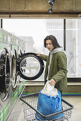 포토 JPG 남자 맨라이프 실내 한명 상반신 성인 옆모습 30대 카트 한국인 잡기 빨래 세탁기 빨래바구니 자취 싱글라이프 성인남자한명만 무인매장 코인세탁실 국내포토 1 라이프스타일 뷰포인트 가사 모션 사람 동양인 내부 장년 바구니 상점 가전제품 빨래방 남자한명만 성인남자만 파일형식