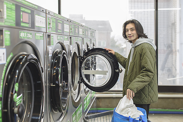 포토 JPG 응시 남자 맨라이프 실내 한명 미소 상반신 성인 옆모습 30대 카트 한국인 잡기 빨래 세탁기 빨래바구니 자취 싱글라이프 성인남자한명만 무인매장 코인세탁실 국내포토 1 라이프스타일 시선 뷰포인트 가사 모션 표정 사람 동양인 내부 장년 바구니 상점 가전제품 빨래방 남자한명만 성인남자만 파일형식
