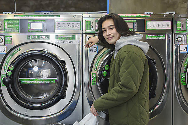 포토 JPG 남자 맨라이프 실내 한명 미소 상반신 성인 옆모습 30대 기댐 한국인 잡기 빨래 세탁기 자취 싱글라이프 성인남자한명만 무인매장 코인세탁실 국내포토 1 라이프스타일 뷰포인트 가사 모션 표정 사람 동양인 내부 장년 상점 가전제품 빨래방 남자한명만 성인남자만 파일형식