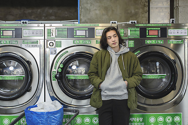 포토 JPG 응시 남자 맨라이프 실내 한명 상반신 성인 앞모습 30대 카트 한국인 기다림 빨래 주머니손 세탁기 빨래바구니 자취 싱글라이프 성인남자한명만 무인매장 코인세탁실 국내포토 1 라이프스타일 시선 뷰포인트 가사 모션 사람 동양인 내부 장년 바구니 상점 가전제품 빨래방 남자한명만 성인남자만 파일형식