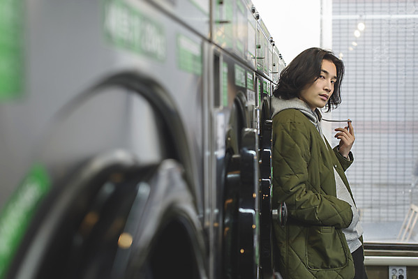 포토 JPG 응시 남자 맨라이프 실내 한명 상반신 성인 옆모습 아웃포커스 30대 한국인 기다림 빨래 주머니손 세탁기 자취 싱글라이프 성인남자한명만 무인매장 코인세탁실 국내포토 1 라이프스타일 시선 뷰포인트 가사 모션 촬영기법 사람 동양인 내부 장년 상점 가전제품 빨래방 남자한명만 성인남자만 파일형식