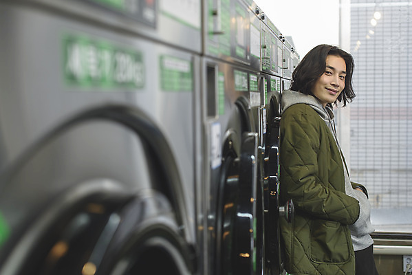 포토 JPG 응시 남자 맨라이프 실내 한명 미소 상반신 성인 옆모습 30대 기댐 한국인 기다림 빨래 소프트포커스 주머니손 세탁기 자취 싱글라이프 성인남자한명만 무인매장 코인세탁실 국내포토 1 라이프스타일 시선 뷰포인트 가사 모션 촬영기법 표정 사람 동양인 내부 장년 상점 가전제품 빨래방 남자한명만 성인남자만 파일형식